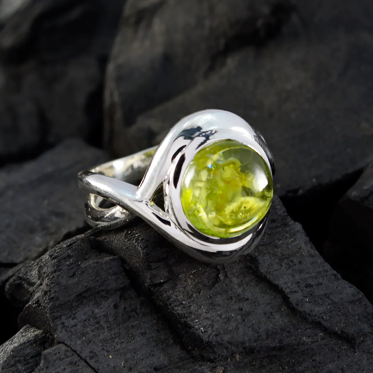 Dollish Gemstones Peridot 925 Sterling Silver Ring Estate Jewelry